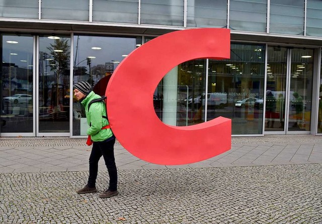 Eine Kopie des gestohlenen C trug ein ...stag vor der CDU-Parteizentrale herum.  | Foto: Paul Zinken (dpa)