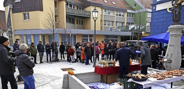 Viele Besucher, darunter auch etliche ...r Erffnung des neuen Rathausplatzes.   | Foto: Martin Wunderle