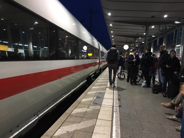 Reisende am Hauptbahnhof Freiburg: Weg...ken nach Basel und Offenburg gesperrt.  | Foto: Carolin Buchheim