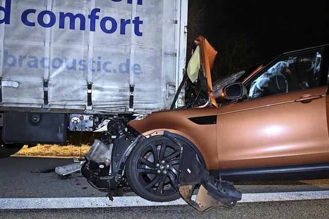 Unfall auf der A 5: SUV kracht in Sattelzug