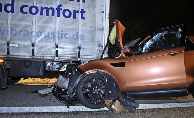 Das Fahrzeugwrack  nach dem Unfall auf der A 5 bei Rust.  | Foto: Wolfgang Knstle