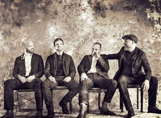 Weltbrger unter sich &#8211; Chris Ma...on rechts) und seine Coldplay-Kollegen  | Foto: Tim Saccenti