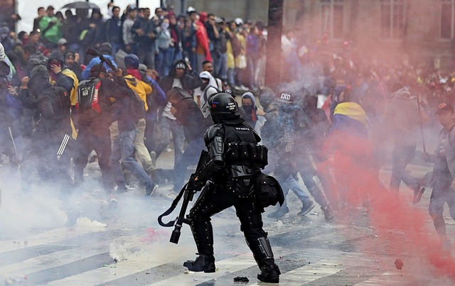 Die Polizei geht  auf dem Bolivar-Plat...regierungskritische Demonstranten vor.  | Foto: Fernando Vergara (dpa)