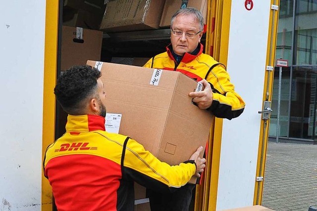 Andreas Stoch (rechts) als Paketzusteller  | Foto: Jens Schmitz 