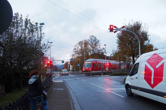 Der Bahnbergang in der Stegener Stra...den Alltagsbetrieb &#8211; noch nicht.  | Foto: Markus Donner
