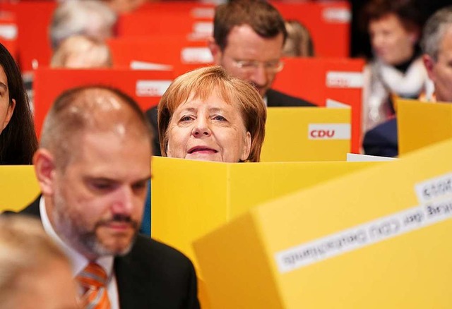 Leipzig: Bundeskanzlerin Angela Merkel...tag hinter einer Wahlkabine im Plenum.  | Foto: Kay Nietfeld (dpa)