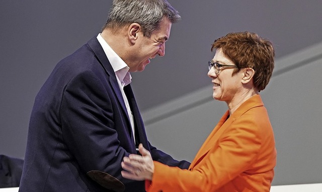 Die CDU-Vorsitzende Annegret Kramp-Kar...urde jedoch die Rede von Markus Sder.  | Foto: Kay Nietfeld (dpa)
