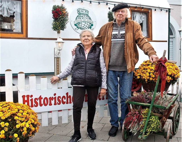 Heide und Rainer Krebs vor ihrem Zirkuswagen  | Foto: Wolfgang Beck