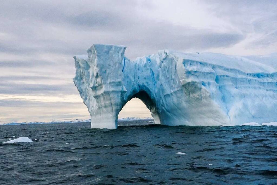 Das Loch im Eisberg stammt von einem  ...r sich  einst durch den Gletscher zog.  | Foto: Marius Buhl