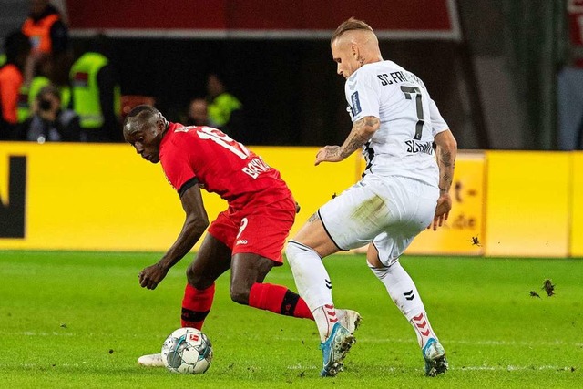 Hartnckiges Verteidigen: Jonathan Sch...eikampf mit  Leverkusens Moussa Diaby.  | Foto: Bernd Thissen (dpa)