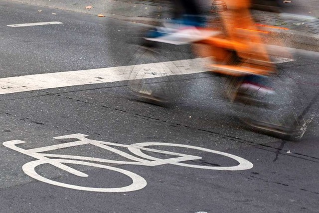 Fr Radfahrer soll es an der Einmndun...tig geradeaus weitergehen (Symbobild).  | Foto: Lennart Stock (dpa)