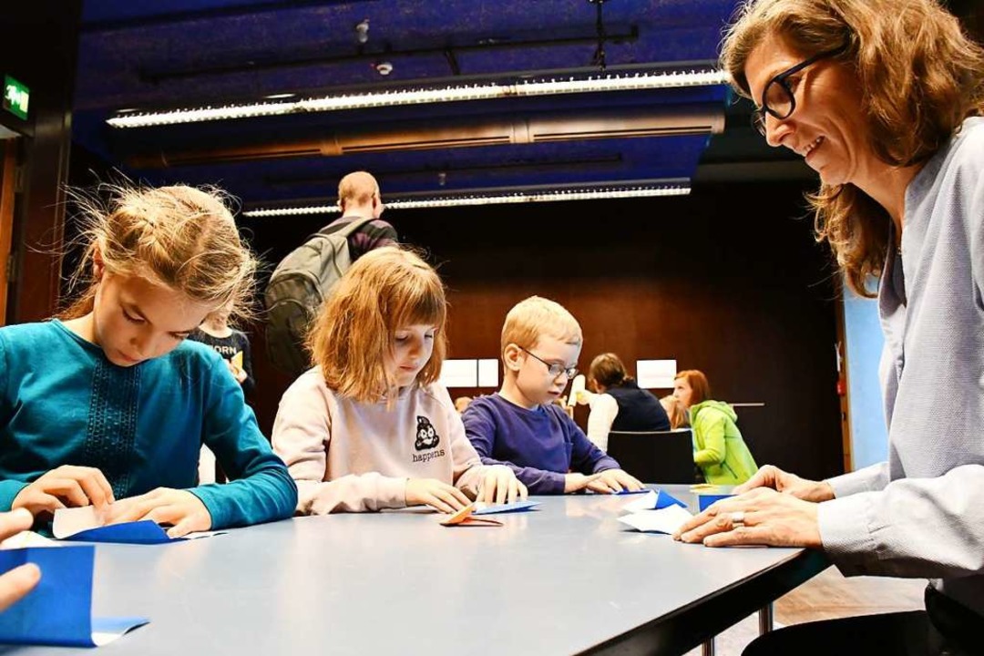 Ein Schnupperworkshop der Schpflin Stiftung widmete sich dem Falten.  | Foto: Barbara Ruda