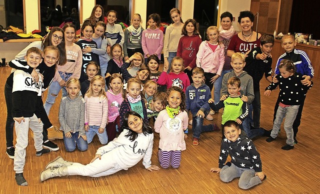 Die Musicalkids mit Katharina Fackler ...n Probe in der Siensbacher Festhalle.   | Foto: Jana Fischer