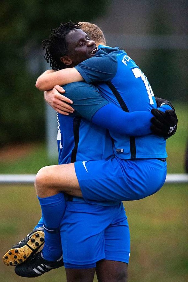 Torschtze und Passgeber eng umschlung...n Ausgleich zum 1:1-Endstand erzielte.  | Foto: Wolfgang Scheu