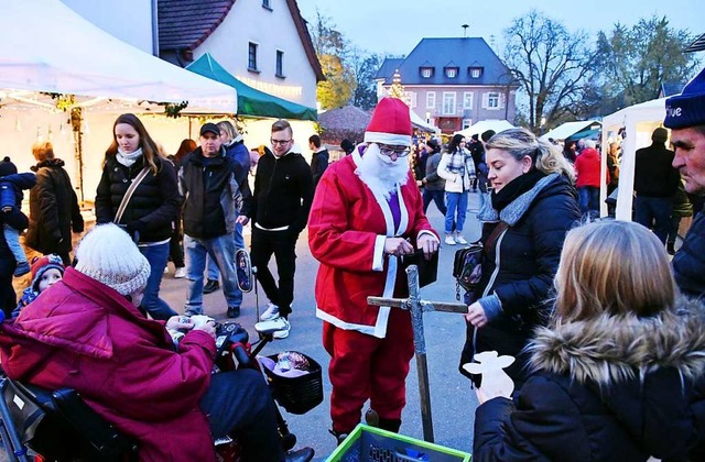 Der Weihnachtsmann hat in Ottenheim fr jeden etwas im Beutel.  | Foto: Wolfgang Knstle