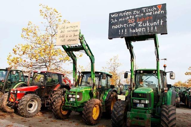 Landwirte passieren Allmannsweier