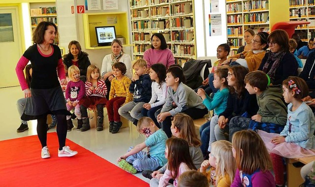 Gebannt hngen Kinder und Erwachsene i...othek an den Lippen von Gabi Altebach.  | Foto: Roswitha Frey