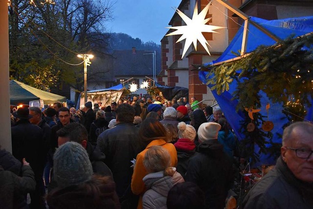 Unzhlige Besucher wollten sich den Adventszauber nicht entgehen lassen.  | Foto: Heinz und Monika Vollmar