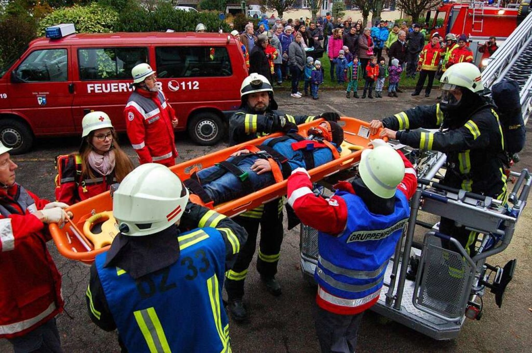 Mit einer Rettungswanne und der Drehle...rwehr und des Deutschen Roten Kreuzes.  | Foto: Christian Ringwald
