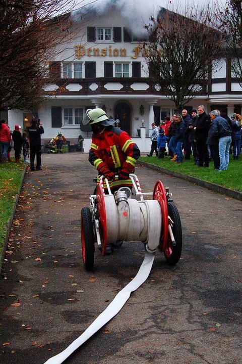 Fr die Lscharbeiten an der Pension wurden mehrere Schlauchleitungen aufgebaut.  | Foto: Christian Ringwald