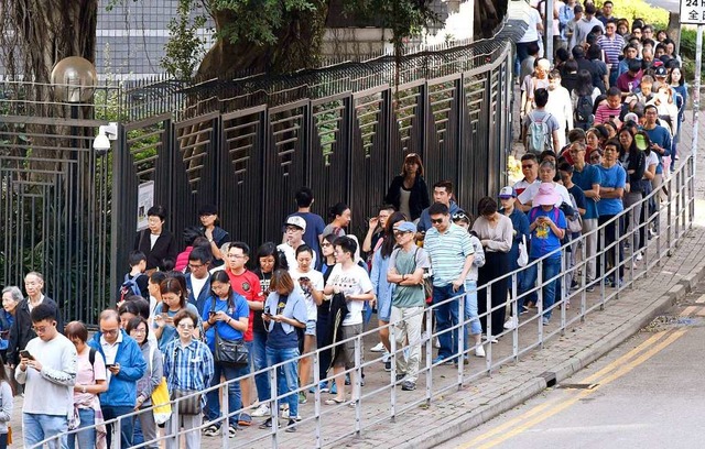 Menschen warten in einer langen Schlan...ckendeckung der Bevlkerung erhalten.  | Foto: - (dpa)