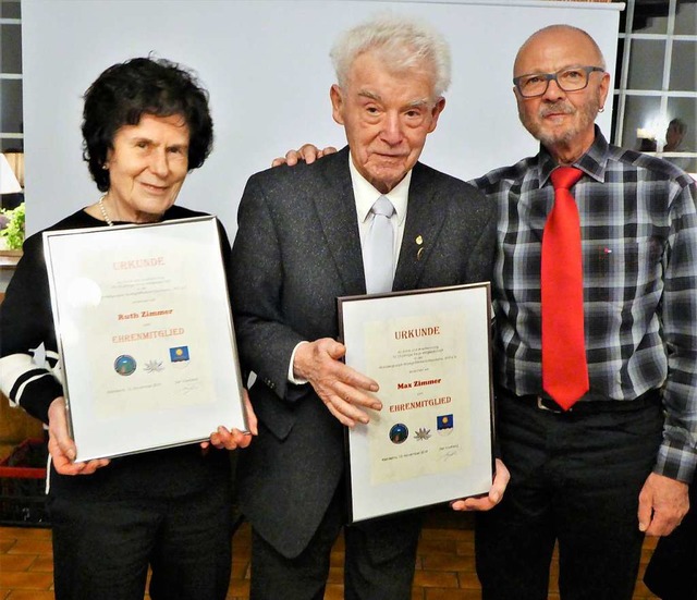 Elmar Kiefer mit dem ltesten Mitglied Max Zimmer und Frau Ruth.  | Foto: Wandergruppe