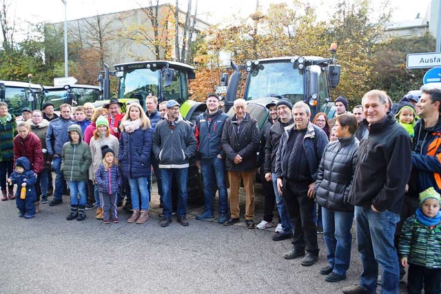 Rund 30 Landwirte aus der Region betei... sich an der Kundgebung in Schopfheim.  | Foto: Edgar Steinfelder