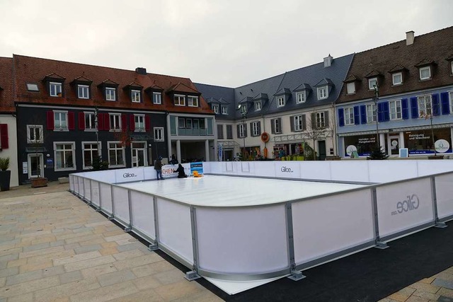 Derzeit wird die neue Eisbahn auf dem Breisacher Marktplatz aufgebaut.  | Foto: Gerold Zink