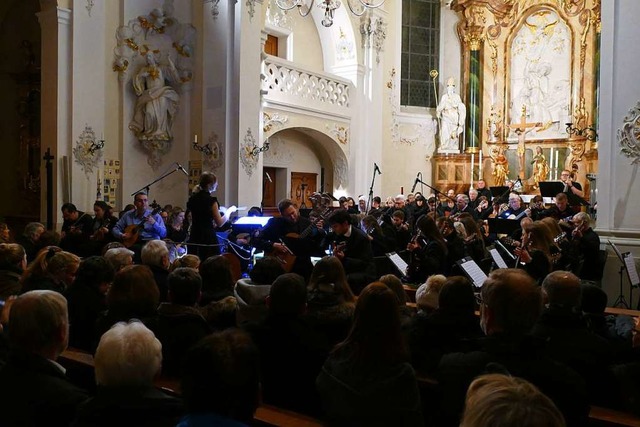 Der Altarraum in St. Josef in Kollnau ...enschiff und die Emporen mit Publikum.  | Foto: Sylvia Sredniawa