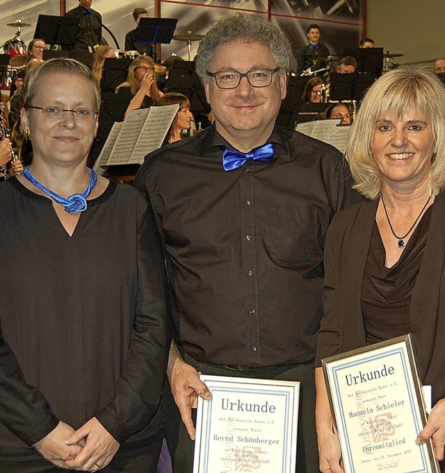 Zu Ehrenmitgliedern wurden Cornelia Sc...en Daniel Lampert zum Ehrendirigenten.  | Foto: Christian Ringwald