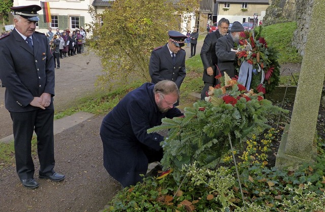 Brgermeister Heinz-Rudolf Hagenacker bei der Kranzniederlegung in Landeck  | Foto: Aribert Rssel