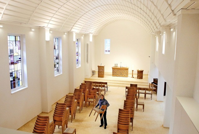 Freudig beim Einrumen der jetzt licht... Kirche ist Pfarrerin Anke Doleschal.   | Foto: Heidi Fel