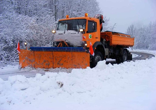 Ein Winterdienstfahrzeug des Bau- und ...(BGL) rumt den Schnee von der Strae.  | Foto: Stadt