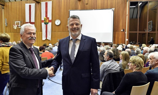 Handshake in der Schlossbuckhalle: Nac...Nachfolger ist Christian Schildecker.   | Foto: Thomas Kunz