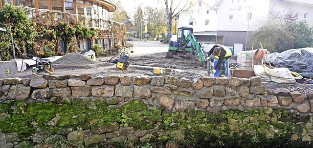 Eine weitere Baustelle: Das &#8222;Sch... die Schlchtmauer saniert und erhht.  | Foto: suedkurier