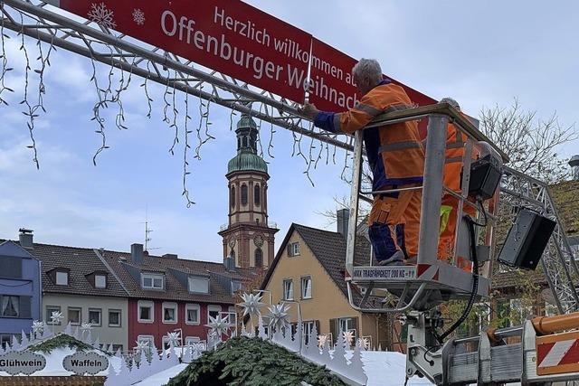 Letzte Vorbereitungen fr den Weihnachtsmarkt