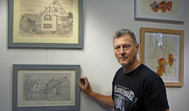 Der Welmlinger Hobbyknstler Wilfried ...der Mediathek in Efringen-Kirchen aus.  | Foto: Rolf Mck