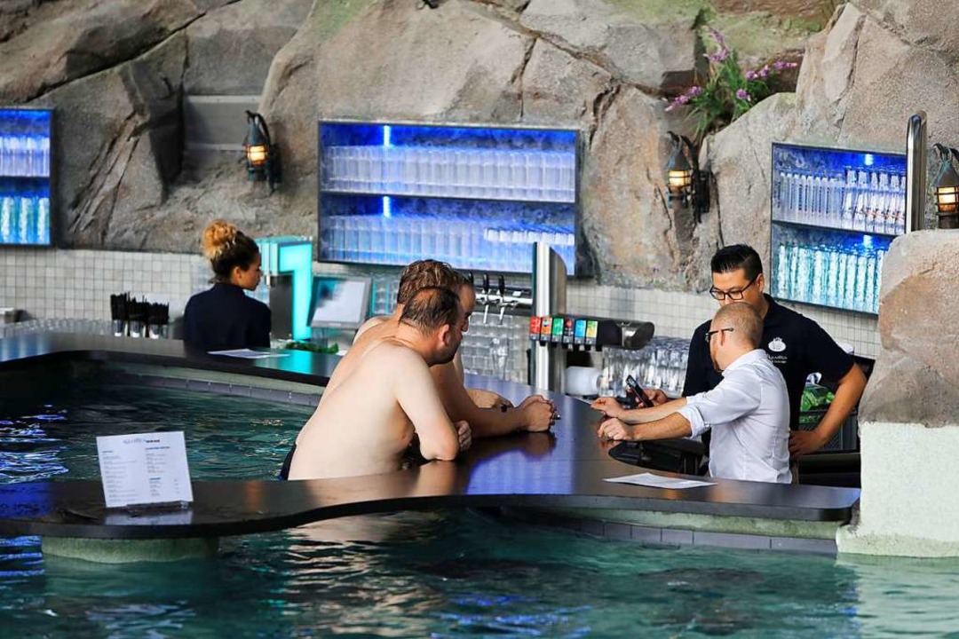 An der Wasserbar gibt es Cocktails für Rulantica-Besucher.  | Foto: Christoph Breithaupt