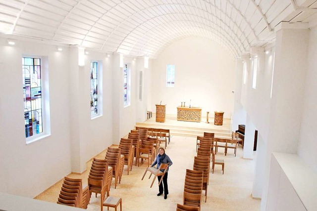 Pfarrerin Anke Doleschal im Innenraum der Kirche.  | Foto: Heidi Fel