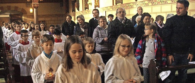 Rund 50 Ministrantinnen und Ministrant... die Kirche in Dachsberg-Hierbach ein.  | Foto: Karin Stckl-Steinebrunner