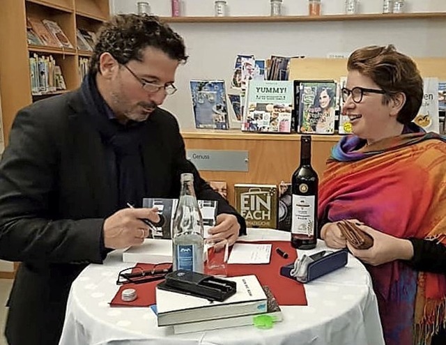 Sascha Berst-Frediani signiert seinen ...hrung&#8220; in der Stadtbibliothek.   | Foto: Hannelore Rosskopf