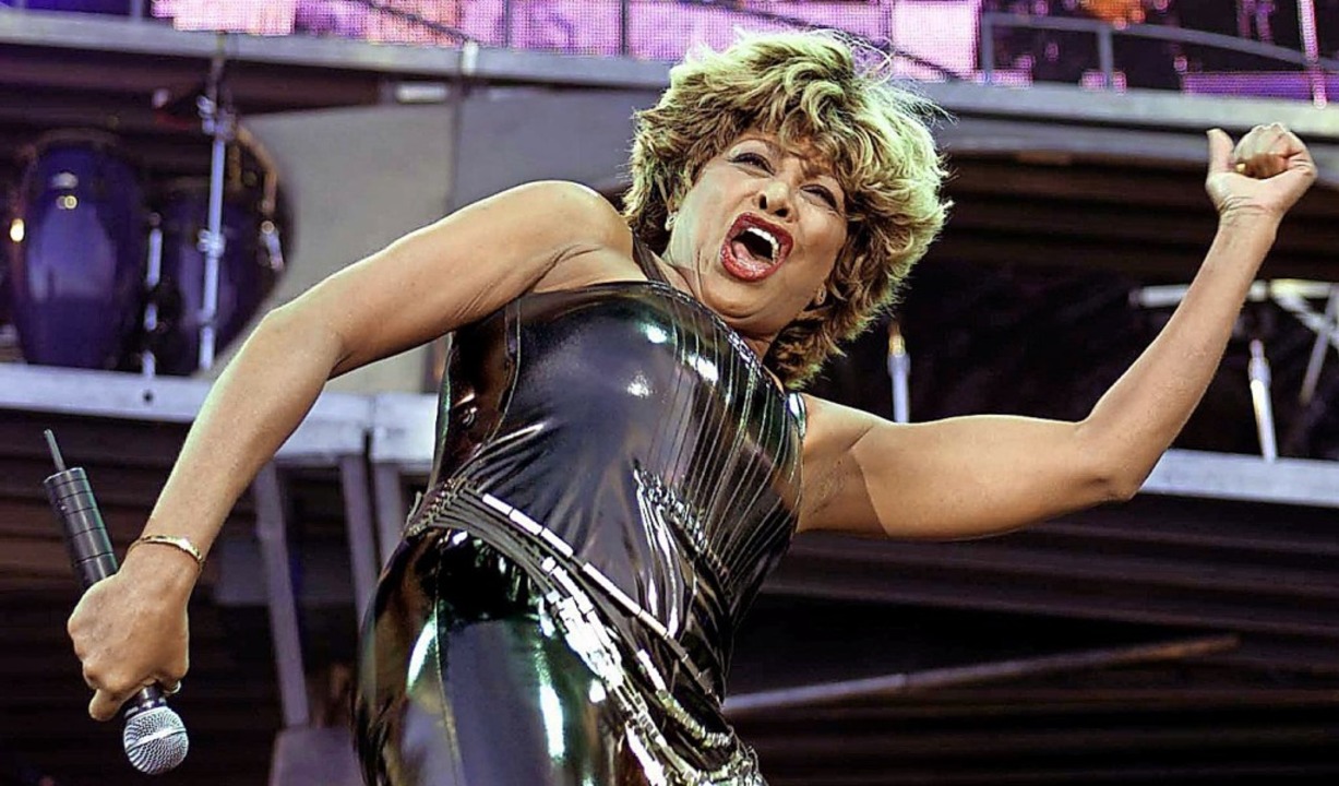 Furios: Tina Turner bei einem Konzert im Jahr 2000  | Foto: Ed Oudenaarden (dpa)