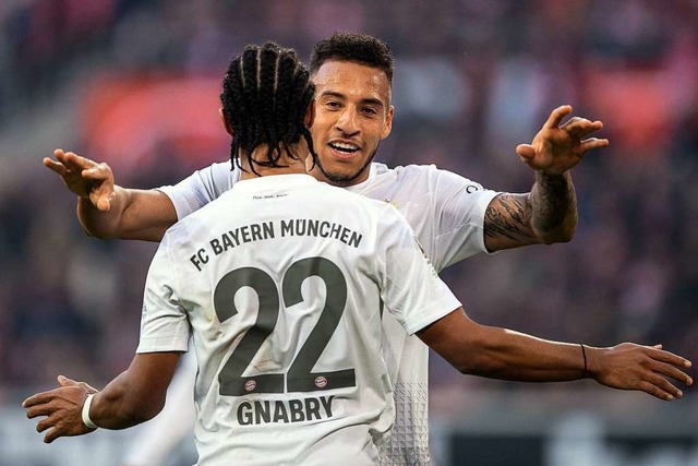 Beim FC Bayern Mnchen luft es neuerd...ch Serge Gnabry  und Corentin Tolisso.  | Foto: Marius Becker (dpa)