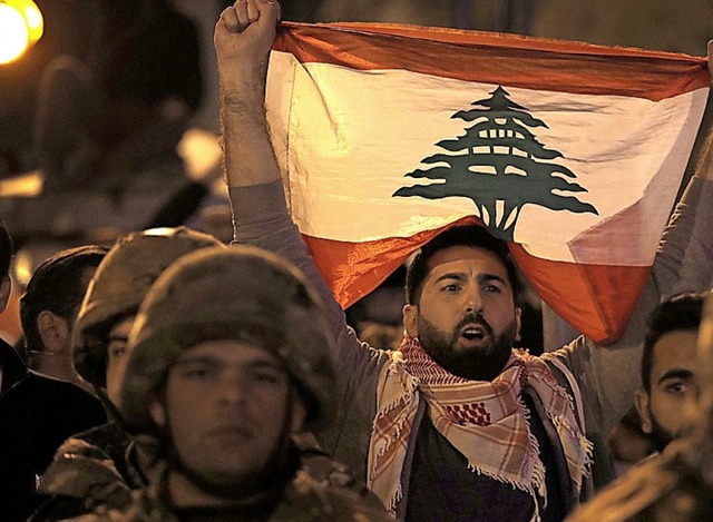 Der Protest im Libanon geht weiter.  | Foto: Hussein Malla (dpa)