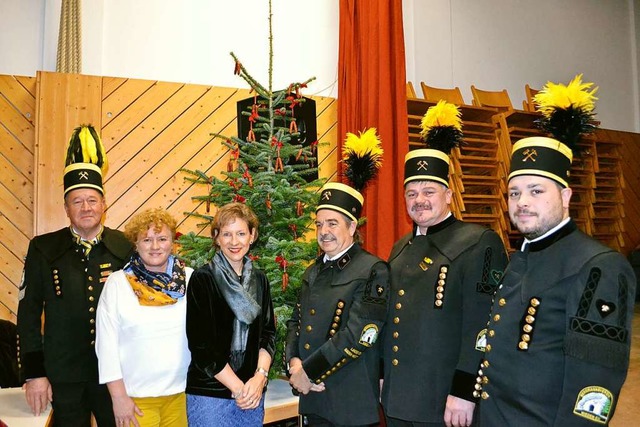 Landesvorsitzender Christian Pro freu...ger die Tradition hoch halten (v.li.).  | Foto: Paul Berger