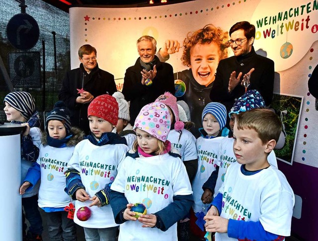 Erzbischof Stephan Burger, der evangel...Advent-Aktion auf dem Weihnachtsmarkt.  | Foto: Michael Bamberger