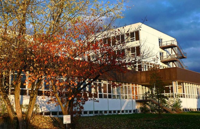 Das Spital im Herbst: Hinter welken B...11; finanziell und auch administrativ.  | Foto: Karl Braun
