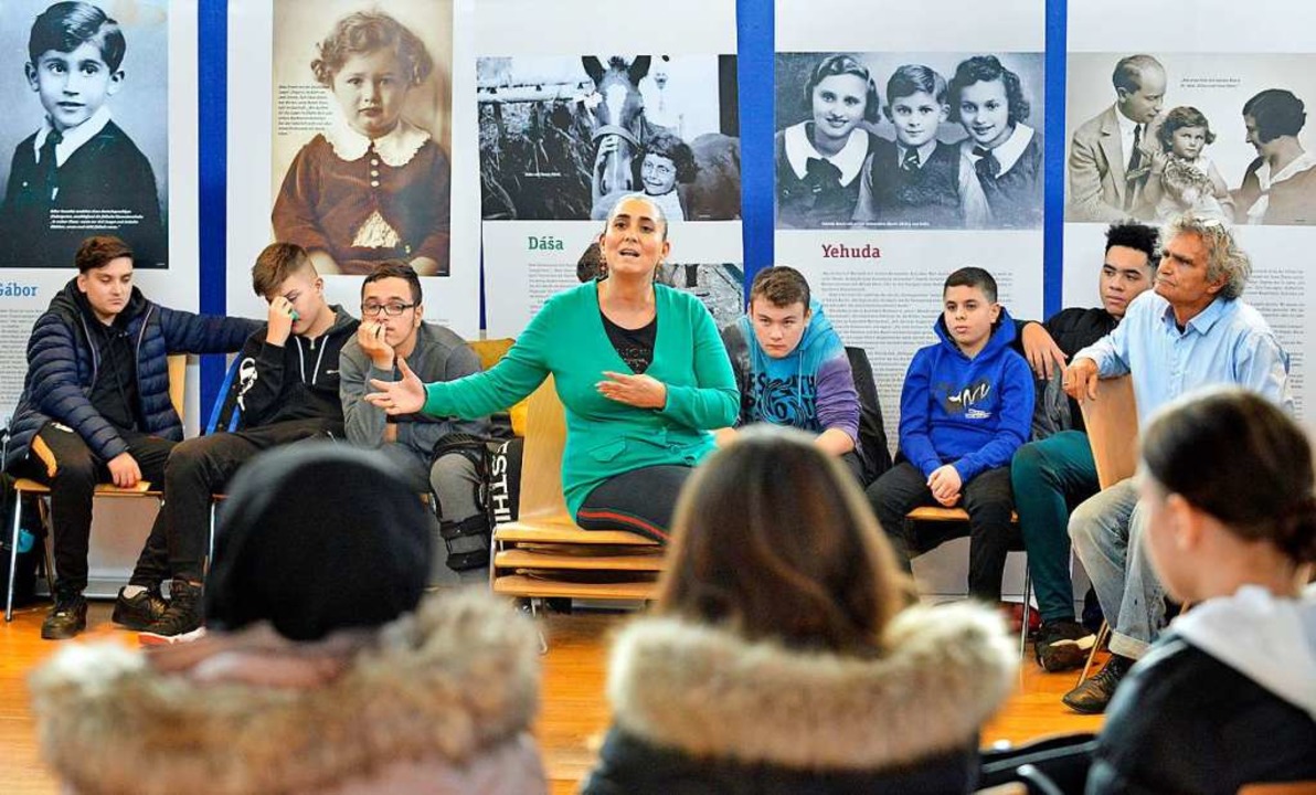 Griaa Reinhardt erklrt Schlerinnen ...sstellung &#8222;Kinder im KZ&#8220;.   | Foto: Michael Bamberger