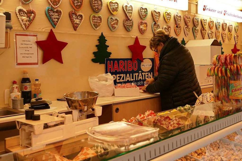 Süßes bietet unter anderem ein Marktbeschicker aus Engen. (Foto: Victoria Langelott) Süßes bietet unter anderem ein Marktbeschicker aus Engen. (Foto: Victoria Langelott)