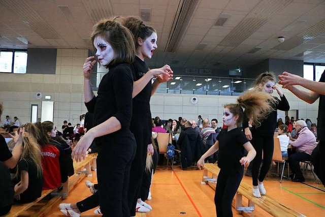 Hundert Turnerinnen und Turner zeigten...vor mehr als 300 Besuchern ihr Knnen.  | Foto: Rosalie Mller